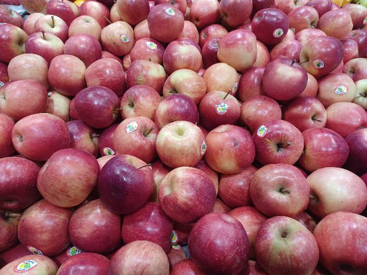 Lulu | France | Royal Gala | AED8.95 per kg